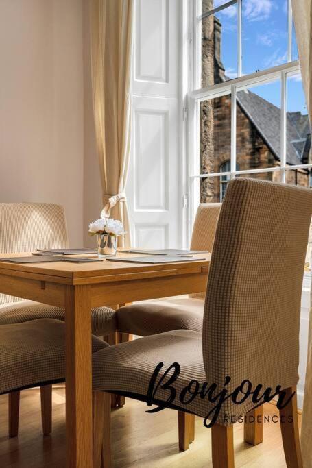 Monge Suite Old Town 2Br-1Ba, Near Royal Mile By Bonjour Residences אדינבורו מראה חיצוני תמונה